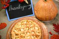 前视图黑板上刻字感恩节一天甜蜜的自制的经典美国南瓜苹果馅饼脆皮地壳