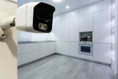 关闭对象拍摄现代无线网络监测相机白色墙舒适的公寓