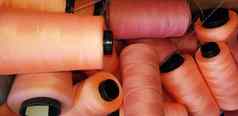 色彩斑斓的纱线轴纱管棉花羊毛亚麻线程橙色