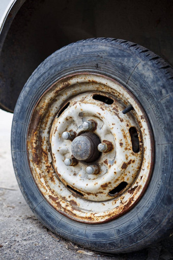 生锈的轮轮胎车被遗弃的车轮胎
