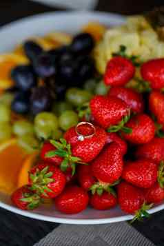 婚礼环谎言红色的成熟的草莓夏天美味的浆果