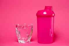 粉红色的瓶玻璃水彩色的背景体育能源喝