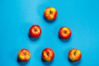 红黄<strong>多汁</strong>的苹果蓝色的背景健康的<strong>营养</strong>维生素