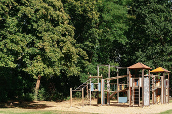 孩子们的木操场上娱乐区域公共公园孩子们的操场上摇摆不定的幻灯片楼梯的地方孩子们玩体操孩子们的体育操场上