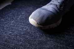 灰色的男人的运动鞋脏唯一的地球草鞋子慢跑体育