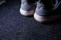 灰色的男人的运动鞋脏唯一的地球草鞋子慢跑体育