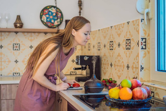 女人准备食物香气传播烹饪削减成熟的红色的辣椒厨房烹饪新鲜的成熟的贝尔胡椒沙拉客人夏天新鲜的蔬菜沙拉