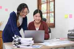 年轻的亚洲女人讨论启动项目的想法演讲分析规划金融统计数据投资市场移动PC电脑首页