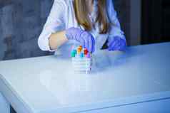 医疗专业实验室助理医生执行分析实验室测试管吸管佩特里菜存在细菌人类身体