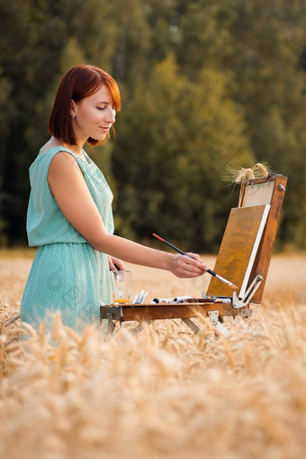 美丽的快乐的女孩小麦场绘画调色板