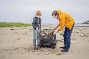 爸爸儿子手套<strong>清</strong>洁海滩选择塑料袋污染海自然教育孩子们问题泄漏<strong>垃圾垃圾垃圾</strong>海滩沙子引起的人为造成的