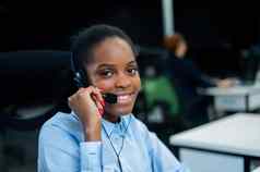 非洲年轻的女人会说话的客户端耳机女员工调用中心