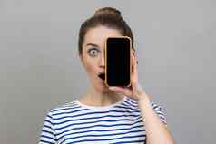 女人覆盖一半脸移动电话惊喜相机技术身份