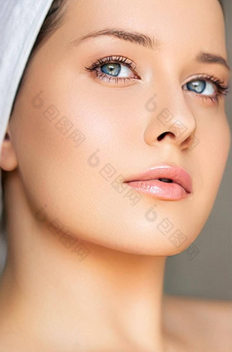 皮肤护理美例程美丽的女人白色毛巾包装头护肤品化妆品脸美容