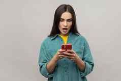 震惊了女人阅读消息智能手机开放口移动设备沟通
