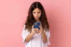 女孩发短信消息社会媒体细胞电话移动网络服务