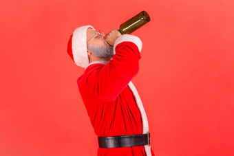 一边视图喝醉了上了年纪的男人。灰色的胡子穿圣诞老人老人服装庆祝冬天假期酒精喝啤酒关闭眼睛