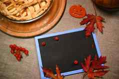 前视图黑板复制空间秋天枫木叶子自制的感恩节南瓜馅饼脆皮地壳