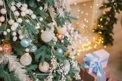 圣诞节树装饰圣诞节漂亮的装饰房子银白色圣诞节树礼物神奇的时间一年