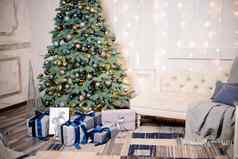 温暖的舒适的美丽的现代房间设计温柔的光颜色装饰圣诞节树装饰元素一年