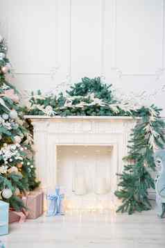 漂亮的装饰明亮的房间一年圣诞节树礼物树壁炉装饰花环