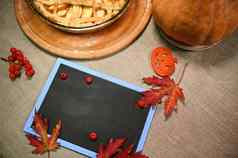 前视图黑板复制空间促销文本秋天枫木叶子感恩节南瓜馅饼表