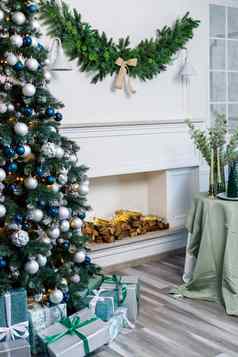 漂亮的装饰明亮的房间一年圣诞节树礼物树壁炉装饰花环