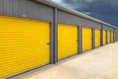 外商业仓库黄色的辊门车库存储设施