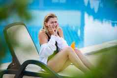 有吸引力的女人应用防晒霜脸池假期太阳保护因素