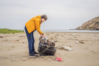 塑料垃圾海海洋污染海滩清洁年轻的男人。挑选塑料瓶沙子海岸环境<strong>积极分子</strong>收集垃圾保存地球自然保护
