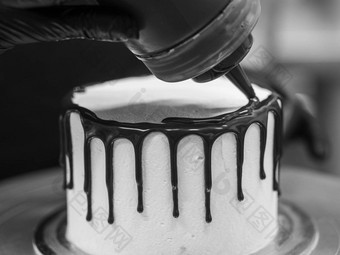 蛋糕设计师滴玻璃<strong>巧克力巧克力酱</strong>奶油白色光滑的蛋糕