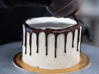 蛋糕设计师滴玻璃巧克力巧克力酱奶油白色光滑的蛋糕