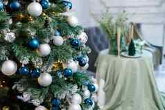 圣诞节树蓝色的银玩具包厢里装饰圣诞节树花环象征一年