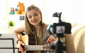 年轻的女人戏剧声<strong>吉他</strong>记录视频剪辑社会网络