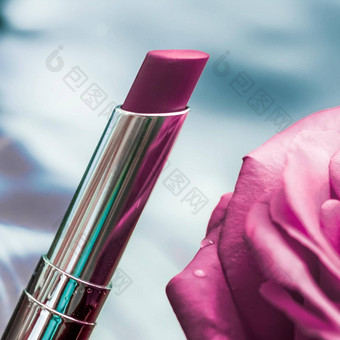 紫色的口红玫瑰花液体背景<strong>防</strong>水魅力化妆唇光泽化妆品产品奢侈品美品牌假期设计