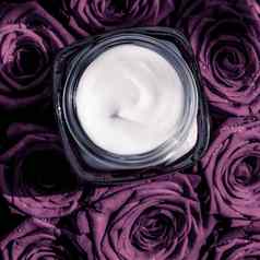 脸奶油皮肤保湿霜紫色的玫瑰花奢侈品护肤品化妆品产品花背景美品牌假期平铺设计