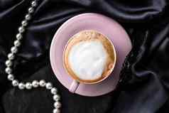 杯卡布奇诺咖啡早餐缎珍珠珠宝背景有机咖啡乳糖免费的牛奶巴黎咖啡馆奢侈品古董假期品牌