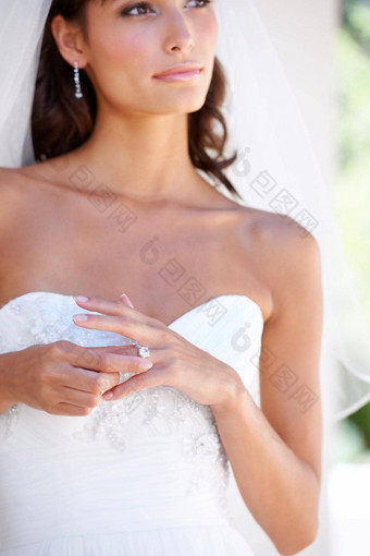 象征<strong>奉献</strong>特写镜头年轻的新娘穿婚礼环