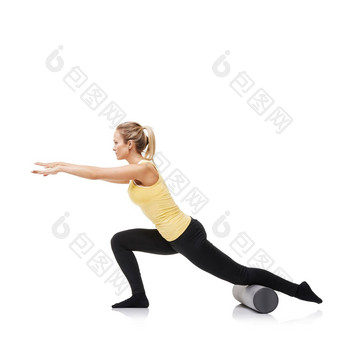 刺伸展运动年轻的女人执行<strong>弓步</strong>泡沫辊孤立的