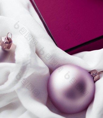 圣诞节假期背景节日装饰物紫色的古董礼物盒子冬天季节现在奢侈品品牌设计