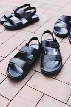 男人的黑色的皮革凉鞋站孤立的背景夏天集合男人的鞋子