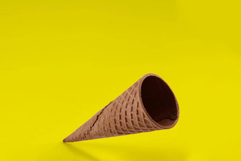 空晶片锥冰奶油黄色的背景概念食物<strong>对待</strong>模型模板广告设计关闭