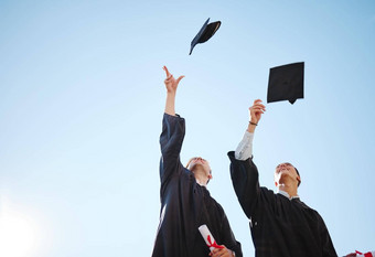毕业帽扔蓝色的天空朋友文凭证书学位仪式事件教育大学学校奖学金成功学生快乐大学成就