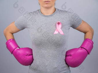 不知名的女人粉红色的拳击手套粉红色的丝带持有手臀部战斗<strong>乳房癌症</strong>