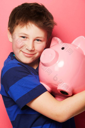 拥抱财富肖像年轻的男孩持有存钱罐