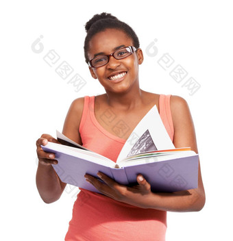 爱学习工作室肖像年轻的非洲美国女孩阅读书穿眼镜孤立的白色