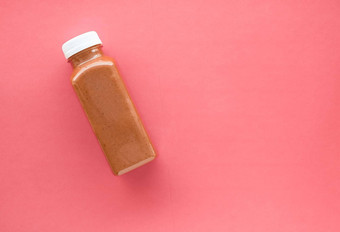 排毒超级食物巧克力奶昔瓶重量损失净化珊瑚背景平铺设计食物营养专家博客