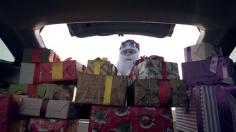 <strong>圣诞老人</strong>老人交付<strong>礼物礼物圣诞老人</strong>交付服务送货人加载盒子<strong>礼物</strong>盒子车漂亮的包装包裹视图内部车捐赠慈善机构交付概念