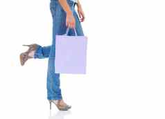 出售裁剪视图年轻的女士腿持有购物袋