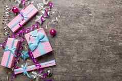 假期平躺礼物盒子包装色彩斑斓的纸系装饰五彩纸屑彩色的背景圣诞节生日情人节出售概念前视图